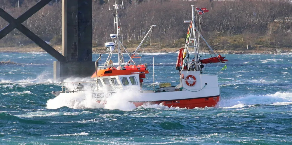 «Triton» fikk smake på naturkreftene i Tjeldsundet. Her passeres brua søndag formiddag.