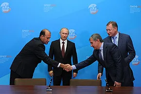 Deal close: Rosneft's Igor Sechin (right) and Cupet's Juan Torres Naranjo shake on an agreement in St Petersburg in May 2014