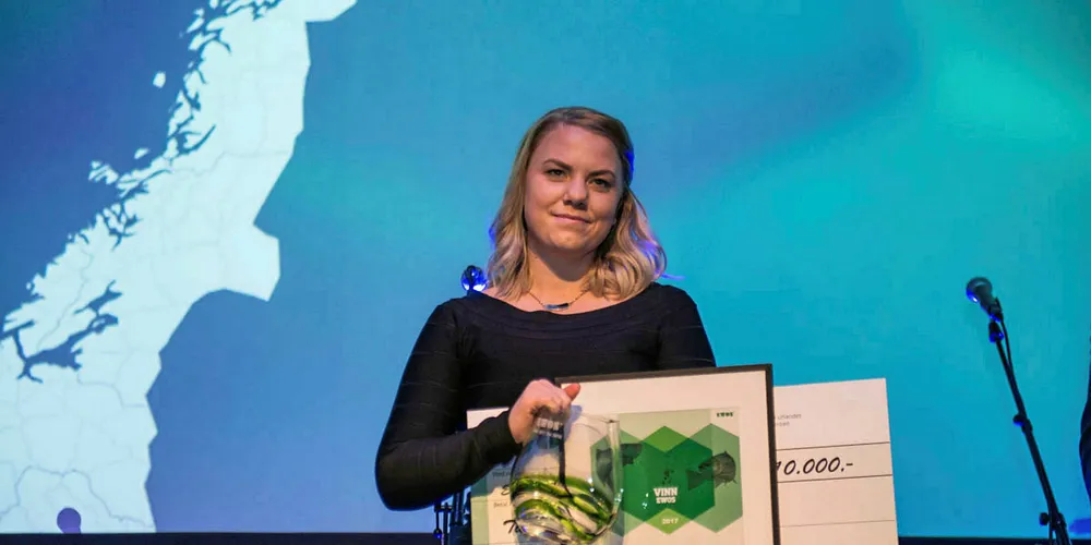 De ansatte har gjort en god jobb. Driftsleder Marianne Bendiksen i Trollvika Drift var én av de premierte i konkurransen ViNN i januar. Bak den står en fôrprodusent som premierer de ansatte ved lokaliteter som oppnår de beste resultatene. Foto: Lars Åke Andersen/ Ewos