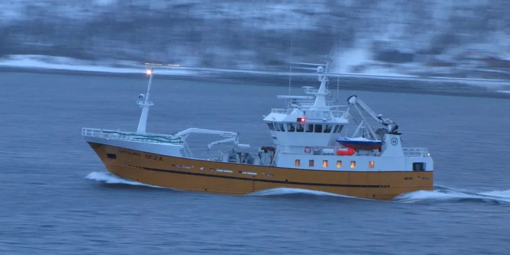 Kystnotbåten «Sjøglans» losser i dag vårens første fangst med nordsjøsild hos Fosnavaag Pelagic. Arkivfoto.