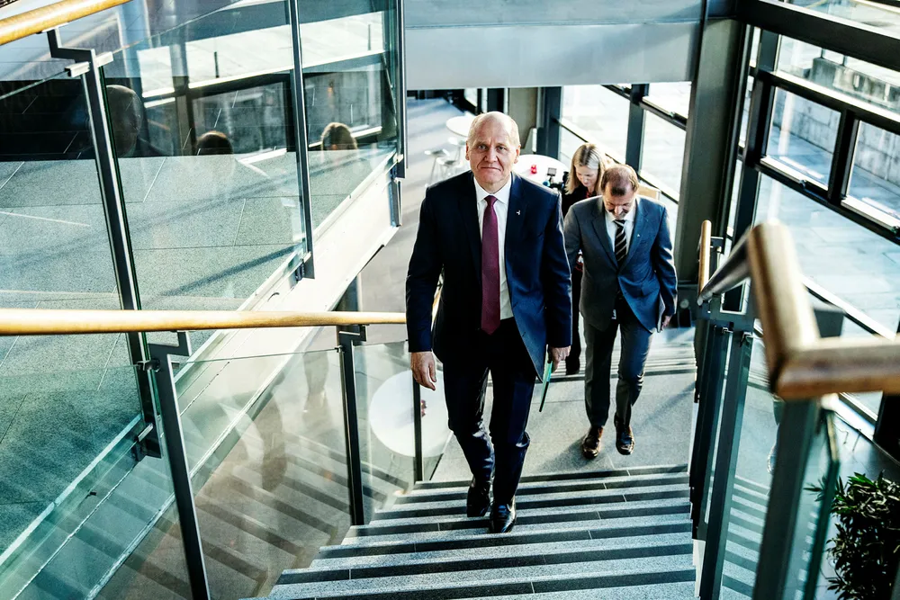 Telenor-sjef Sigve Brekke gleder seg til å lese boken til tidligere konsernsjef Jon Fredrik Baksaas. Telenor skrinla selv boken som Baksaas hadde bestilt før han sluttet. Bak til høyre kommunikasjonsdirektør Atle Lessum.
