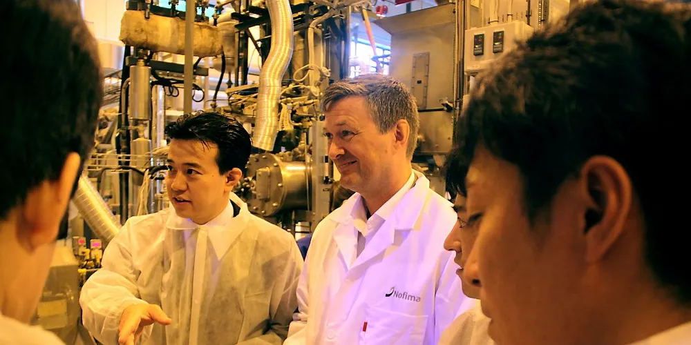 Direktør i Kaston Brian Tsuyoshi Takeda, her sammen med seniorforsker i Nofima Tor Andre Samuelsen som viser teknikere fra det japanske fôrselskapet Nosan fremgangsmåten ved produksjonen av det spesielle kråkebolle-fôret. Foto: Torhild Måkestad Martinussen