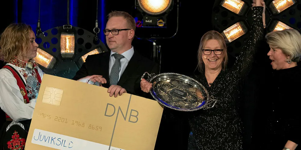 PRISUTDELING: Line Verndal fra Matkanalen (t.v.) overrekker Matspire-prisen til Jon Ragnvald og Hanne-Cecilie Sporsheim fra Juviksild. T.h.: Nina Sundqvist, administrerende direktør i Matmerk.
