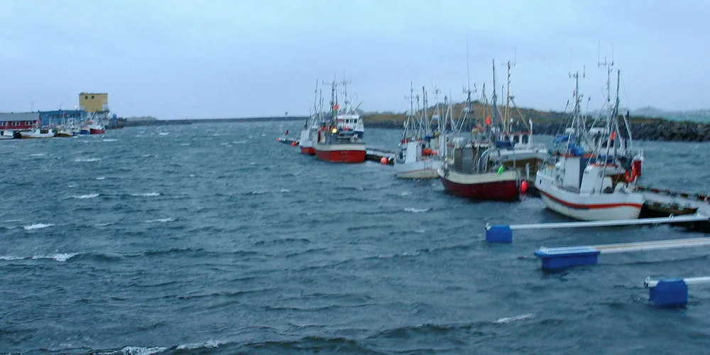 UVÆR: Slik ser det ut når det stormer i Steinesjøen havn, som ligger i Bø i Vesterålen. Nå foreslår regjeringen i revidert nasjonalbudsjett å utbedre moloen i havna for å gi mer beskyttelse.