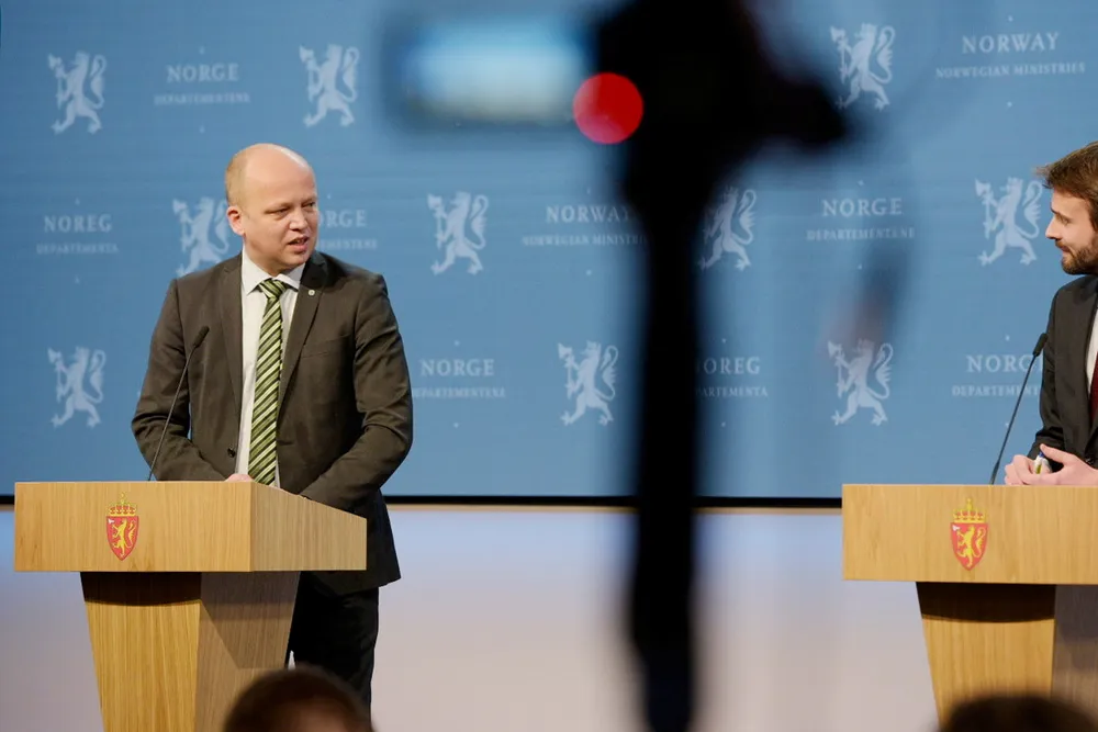 Finansminister Trygve Slagsvold Vedum og næringsminister Jan Christian Vestre orienterte tirsdag morgen om økonomiske tiltak knyttet til koronasituasjonen.