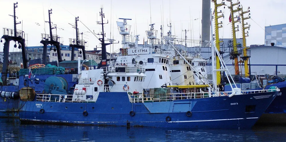 Dette skal være den russiske båten som mandag morgen sank nær Novaja Semlja i Arkhangelsk. Båten seilte inntil 2003 under norsk flagg og navnet «Remifisk». Båten ble bygget i 1979 ved Vaagland Båtbyggeri for Jacob Solstad og Per Lorentzen fra Kårvikhamn i Troms.