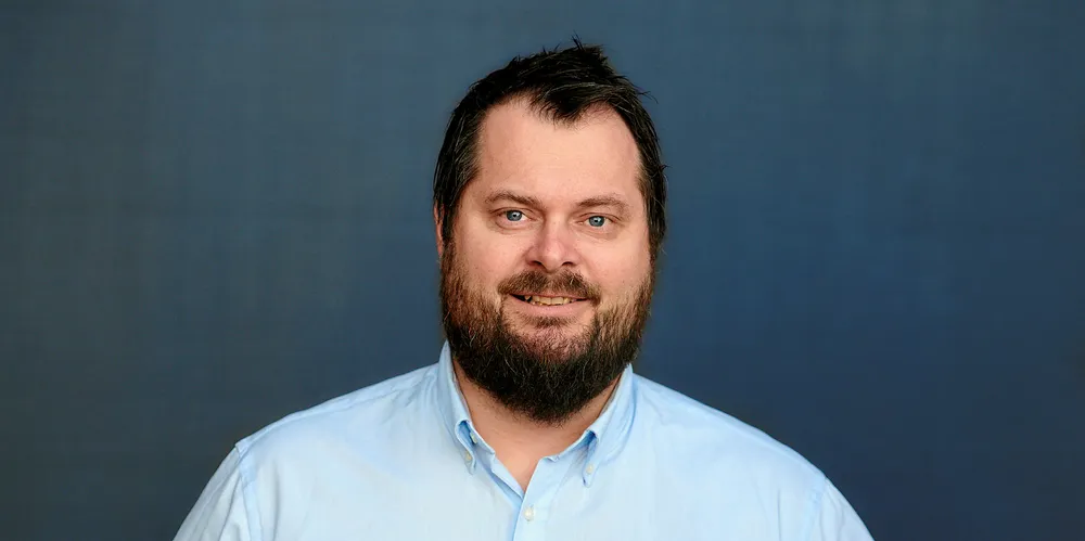 Håkon André Berg er ansatt som finansdirektør (CFO) i Salmon Evolution som planlegger bygging av et landbasert matfiskanlegg for laks i Fræna kommune.