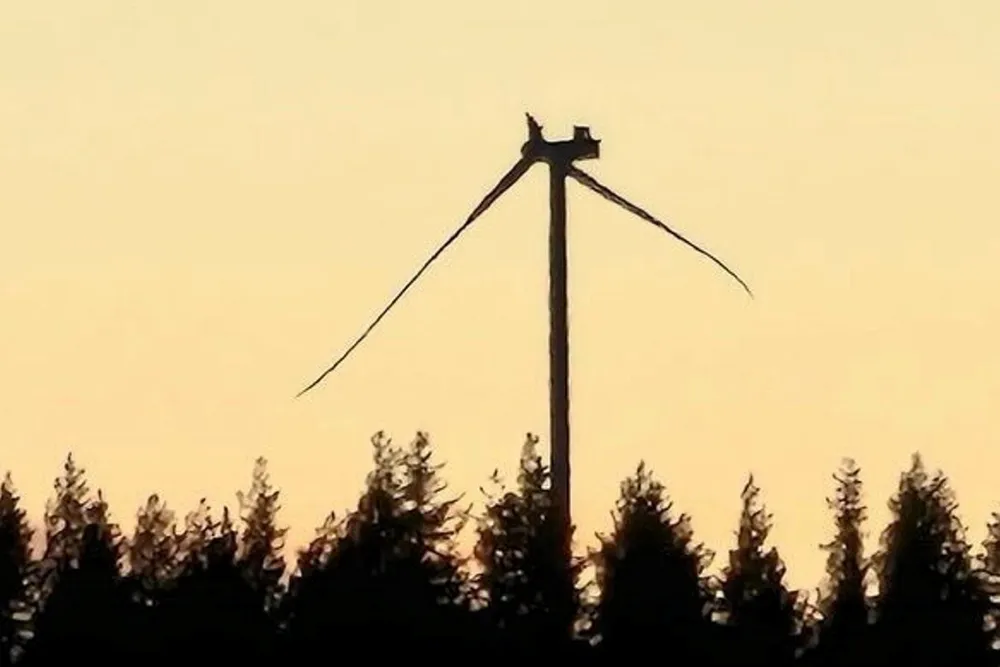 Etter at et turbinblad i Odal vindkraftverk knakk i starten av april, har vindkraftverket stått stille. Nå vil den snart begynne å produsere igjen.