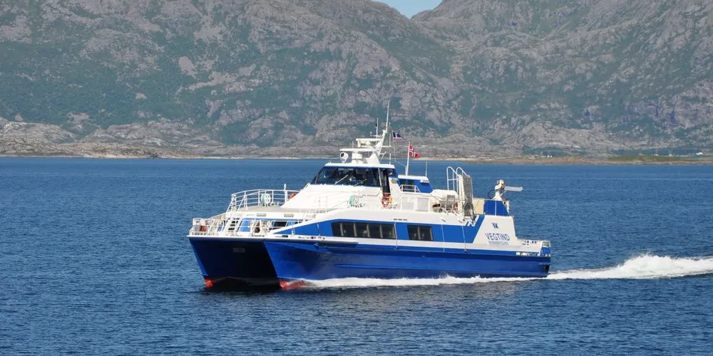 «Vegtind», hurtigbåten som går mellom Brønnøysund og Vega kan bli innstilt grunnet oppdrettsplaner. Foto: Frode Adolfsen.