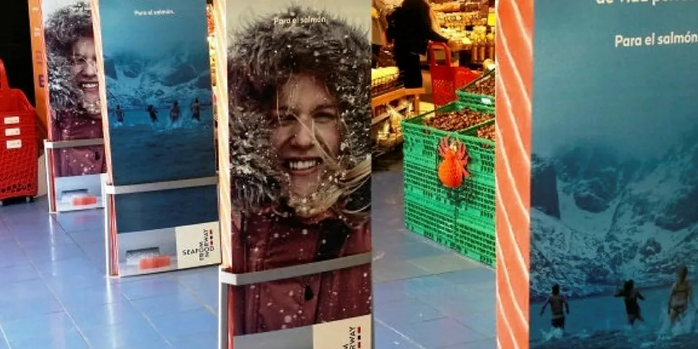 NORSK SJØMAT I UTLANDET: Reklameplakater for norsk sjømat i spansk supermarked – med logoen til Sjømatrådet godt synlig.