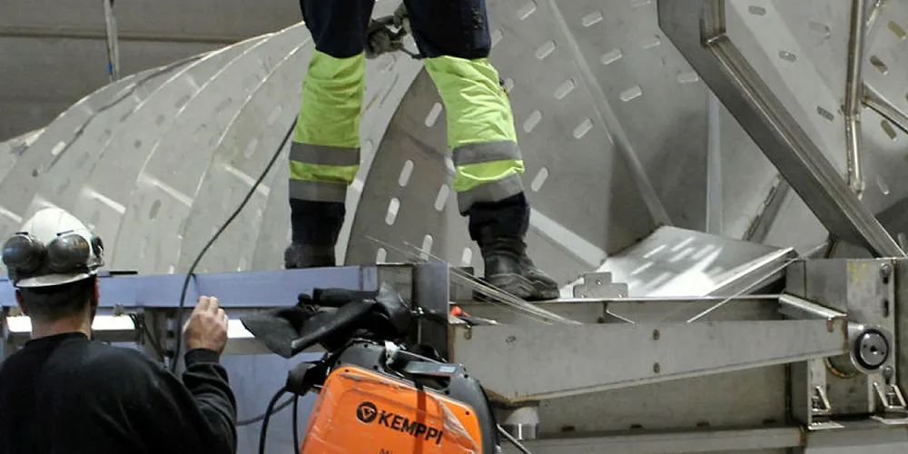 Stranda Prolog i Kristiansund skal levere utstyr til Chile. Her bygges utbløggingstanker for Bakkafrost.