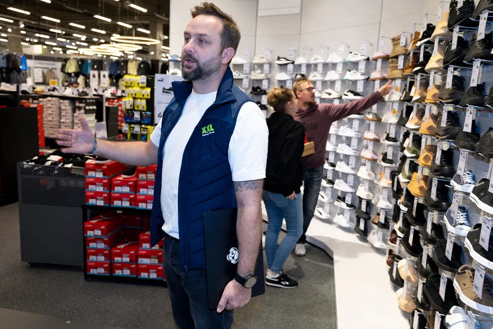 Sneakers og et bredt utvalg fritidssko er løftet fremst i butikken «nye» XXL. Operativ direktør Dawid Gosciniak tror den nye strategien vil gjøre kjeden mer attraktiv for yngre målgrupper.