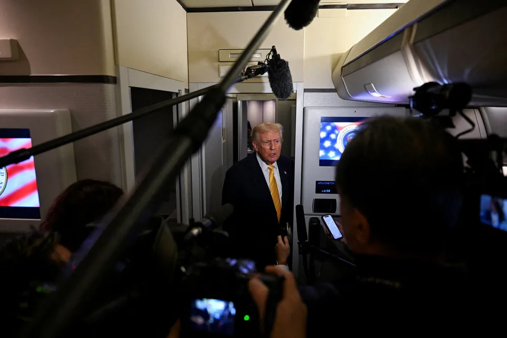 President Donald Trump i møte med pressen ombord på Air Force One fredag kveld.