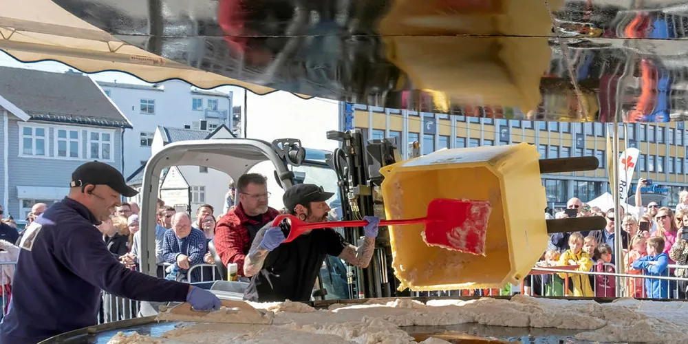 STORT: Det var dimensjoner over stekepanna da verdens største fiskekake skulle lages i helga. Her gjør Petter Inge Pettersen og hans medarbeidere over 330 liter fiskefarse klar.