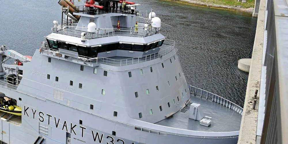 LAGT NED: Masta på styrehustaket er lagt ned, og kystvaktskipet «Jarl» kan trygt passere under Gimsøybrua i Lofoten.