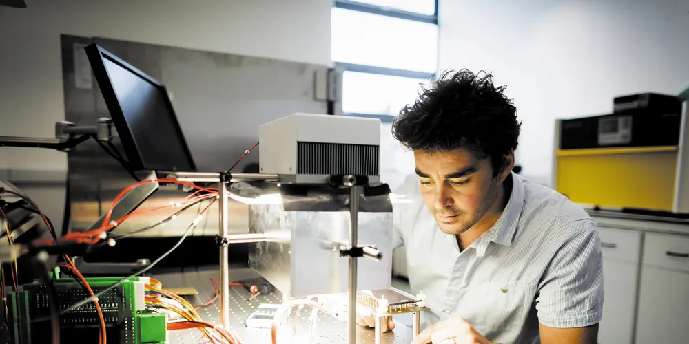 Oxford University professor Henry Snaith — co-founder of Oxford Photovoltaics — at work on a perovskite PV cell