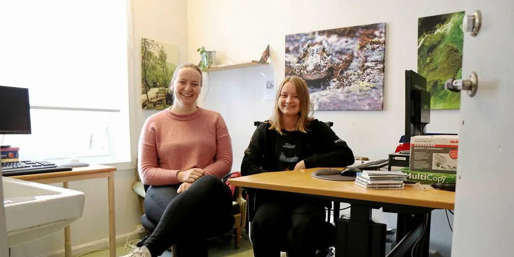 Therese Woie (til høyre) blir Kystfiskarlagets nye ansatte på deres nye kontor i Oslo. De samlokaliseres med Natur og Ungdom. Natur og Ungdoms leder Ingrid Skjoldvær til venstre i bildet.Foto: Jørn Mikael Hagen