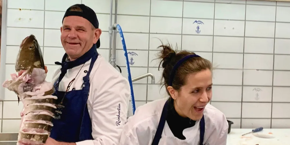Daglig leder Reidar Fredriksen på Reinhartsen og kokk Anne Øirås Dversnes med juletorsk.