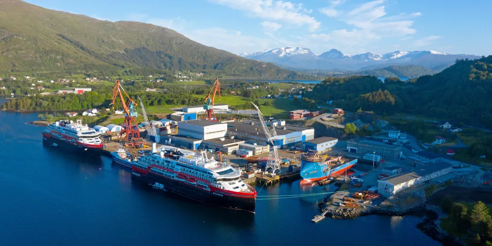 Mai 2020: Mellom hurtigruteskipene ligger fiskebåten «Nordbas» til ombygging. Til høyre er PSV-en som verftet har jobbet hardt med å få solgt.