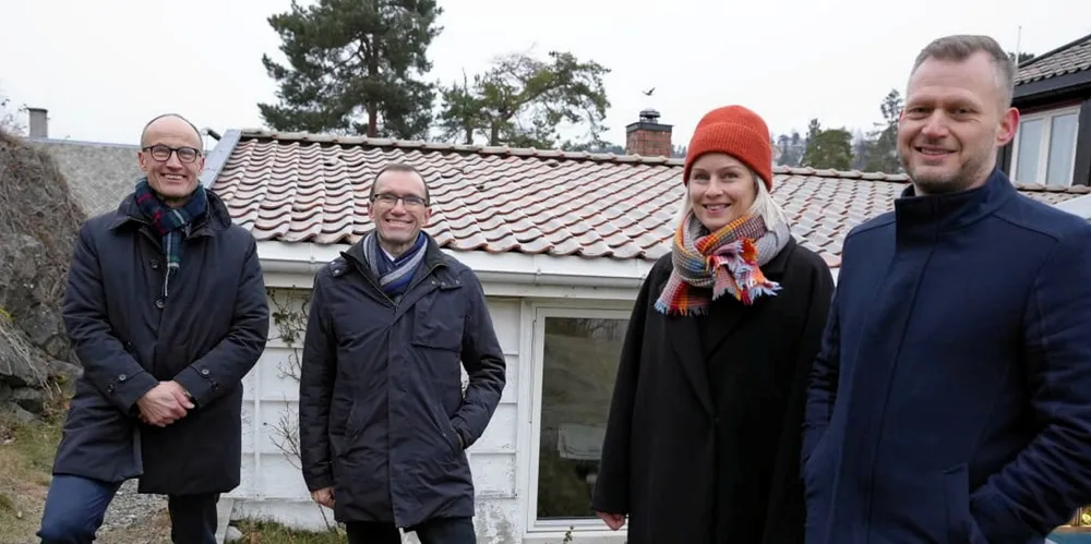 Enova-sjef Nils Kristian Nakstad (til venstre) og klima- og miljøminister Espen Barth Eide forteller om tiltakene til ekteparet Ingrid Indset og Joachim Hirsch.