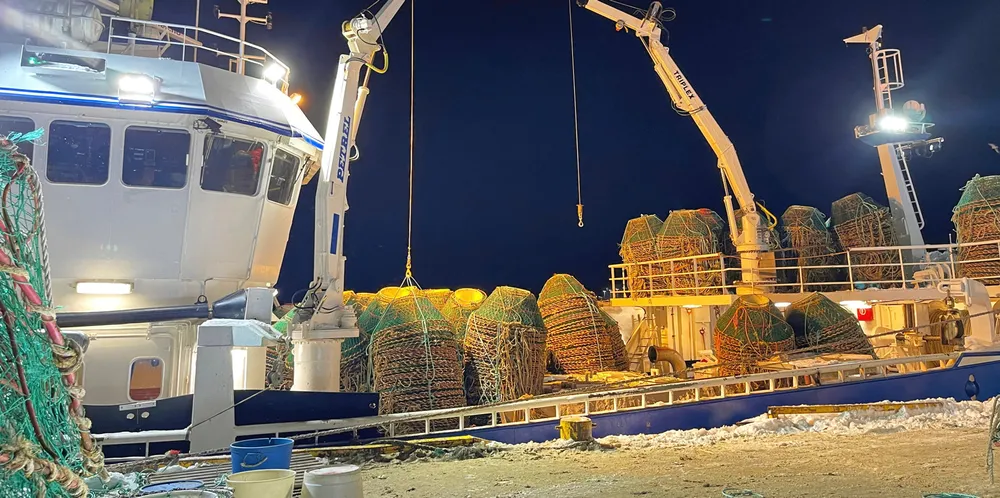 Snøkrabbe kan kun fangstes med teiner, og hvert fartøy kan fangste med maksimalt 9000 teiner. Under årets fiske måtte flere fartøy gå to turer til Barentshavet fordi de ikke hadde plass på dekk til alle teinene de skulle bruke.