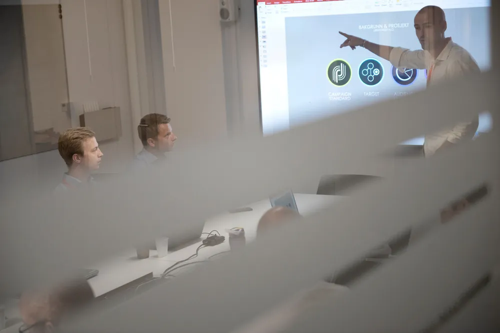 Det er ikke organisasjonskartet som avgjør om du leder, det er hvordan du opptrer i relasjonen til menneskene rundt deg, skriver artikkelforfatteren.