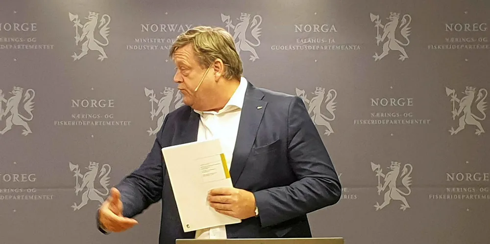 PÅ VENT: Fiskeri- og sjømatminister Harald Tom Nesvik (Frp), venter litt med trafikklysene. Her da han mottok NOUen om Framtidens fiskerikontroll fredag 29. november.