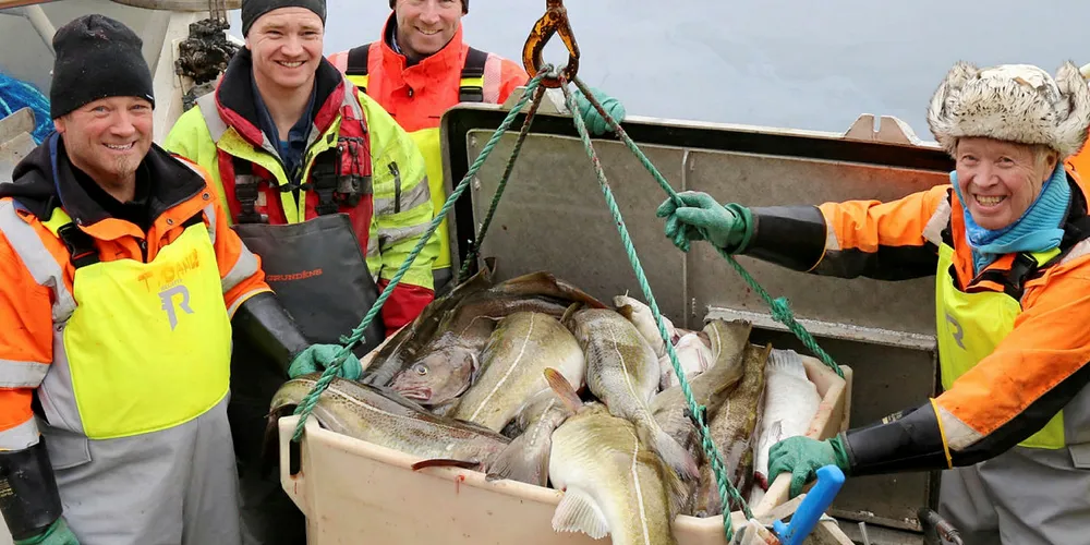 REKRUTTERER: Ola Dahle (78) har sikret god rekruttering til fiskeriene og Dahlebua i Henningsvær. Etter tre uker med godt fiske har han og sønnene Gunnar, Tore og Ola Andreas fisket kvoten på tre båter.
