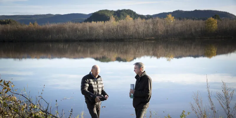 OPPSYN ved Stjørdalselva. Kommunikasjonsdirektør Are Kvistad (t.h.) og Ketil Rykhus i Sjømat Norge. (Foto fra 2013: Ole Morten Melgård)