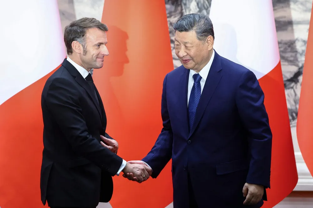 Kinas president Xi Jinping og hans franske kollega, Emmanuel Macron, forsøker å normalisere forholdet.