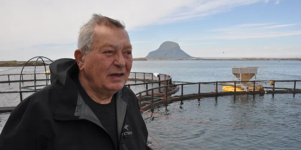 Hans Petter Meland med lakseøya Lovund i bakgrunnen.