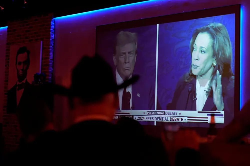 En tilskuer ser på debatten mellom visepresident Kamala Harris and tidligere president Donald Trump på The Angry Elephant Bar and Grill, i San Antonio.