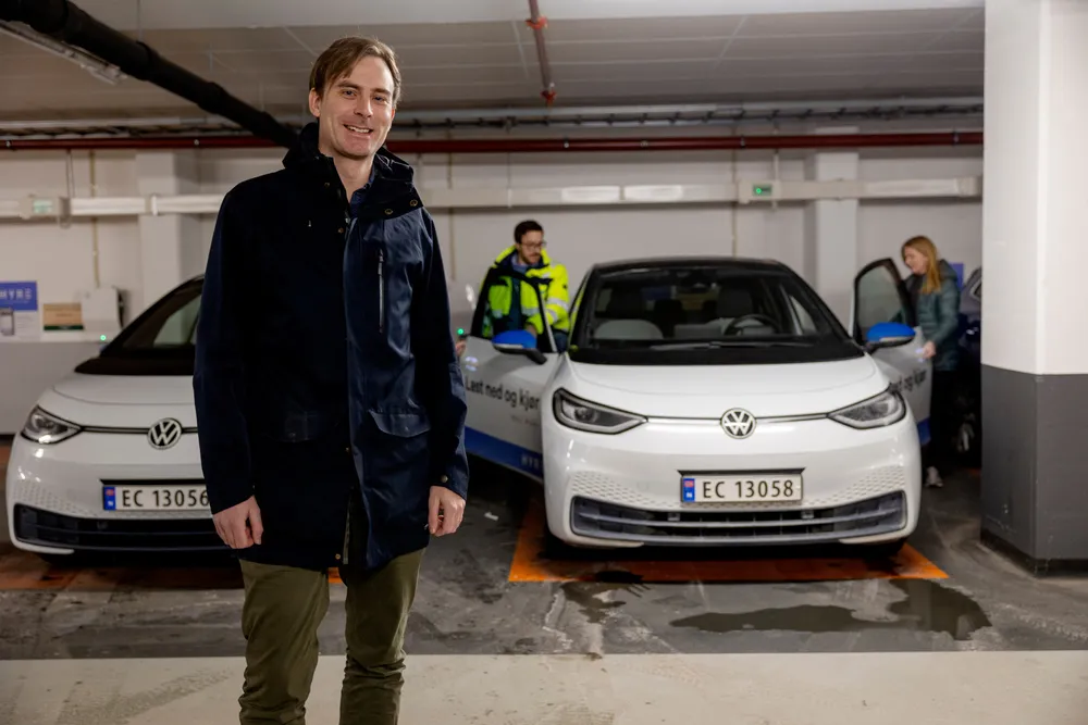 Rundt om i hovedstaden finnes et par tusen biler plassert ut av bildelingsaktører. Her er Hyre-sjef Nils Petter Nordbø i et parkeringshus, mens en av selskapets kunder plukker opp en av bilene.