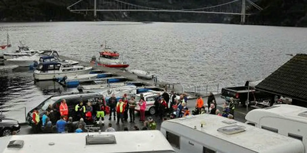 SØK: 22 personer har druknet fra fritidsbåt så langt i år. I Dalsfjorden i Sogn og Fjordane var en mengde frivillige involvert i søket etter en mann som falt over bord fra en motorbåt og druknet i midten av juli.