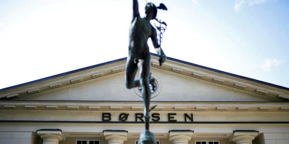 Fearnley Securities har fortsatt tro på lakseaksjene på Oslo Børs.