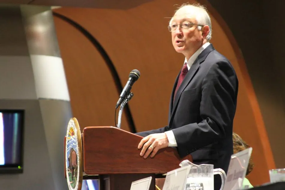 Salazar: leading Clinton's White House transition