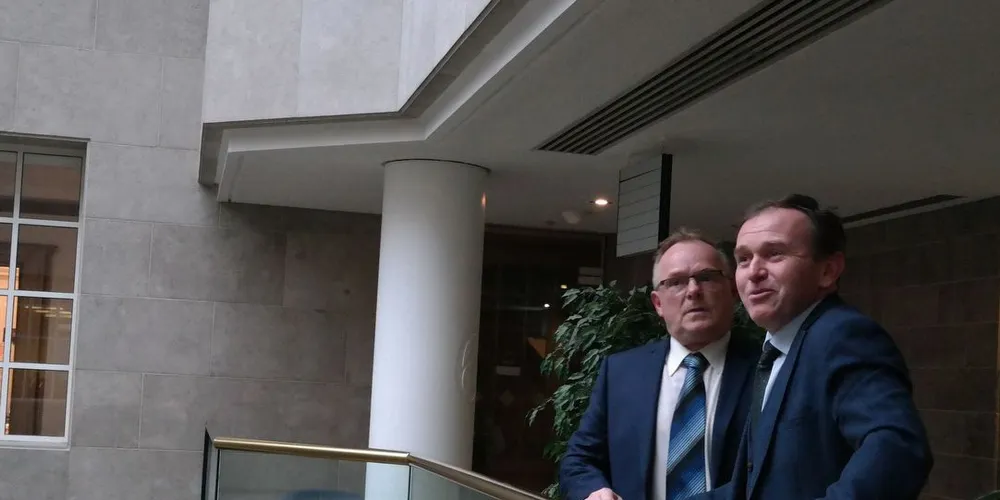 Per Sandberg i møte med britisk kollega, fiskeriminister George Eustice. Foto: Nærings- og fiskeridepartementet