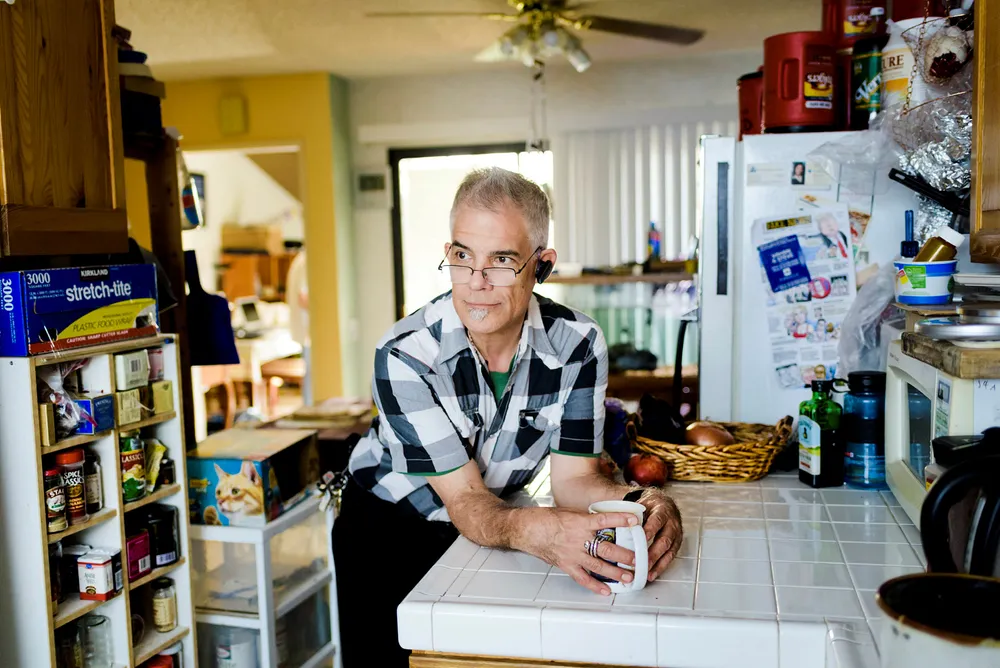 Hjemme i Chatsworth, nord for Los Angeles, sliter Edmund F. Biro med å betale ned boliglånet og frykter rekkehuset kan bli overtatt av banken. Han pleide å tjene godt med penger som it-konsulent, men ble hardt rammet av krisen for ti år siden.