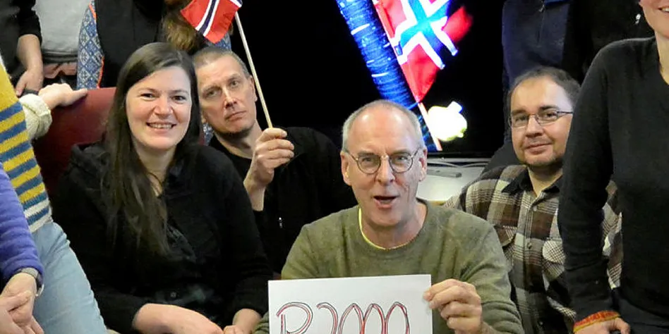 Forskere og teknikere fra Norges geologiske undersøkelse og Havforskningsinstituttet er samlet i videorommet på «G.O. Sars».