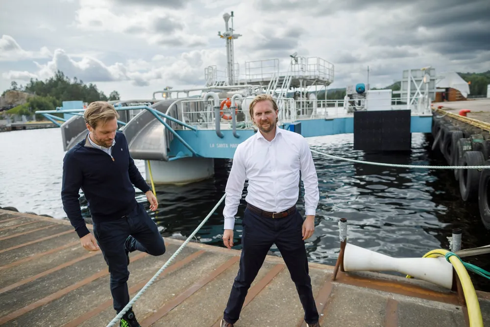 Denne typen energiterminaler er blitt milliardbutikk for gründerselskapet Econnect Energy. Her er toppsjef Morten A. Christophersen (til venstre) og driftsdirektør Magnus Eikens.