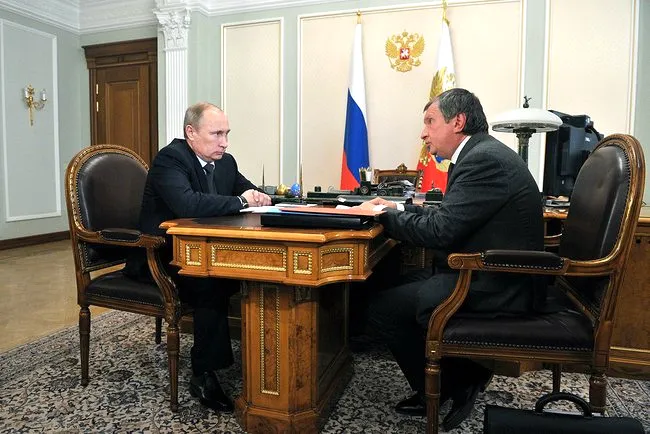 Press pass: Putin gives Sechin thumbs up in briefing
