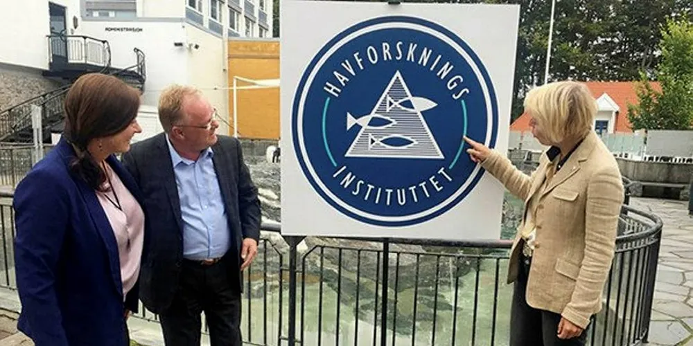 SAMME NAVN: Gro-Ingunn Hemre, fungerende direktør Nifes, Sissel Rogne, direktør Havforskningsintituttet og Per Sandberg, fiskeriminister ser på det nye skiltet til Havforskningsinstituttet.