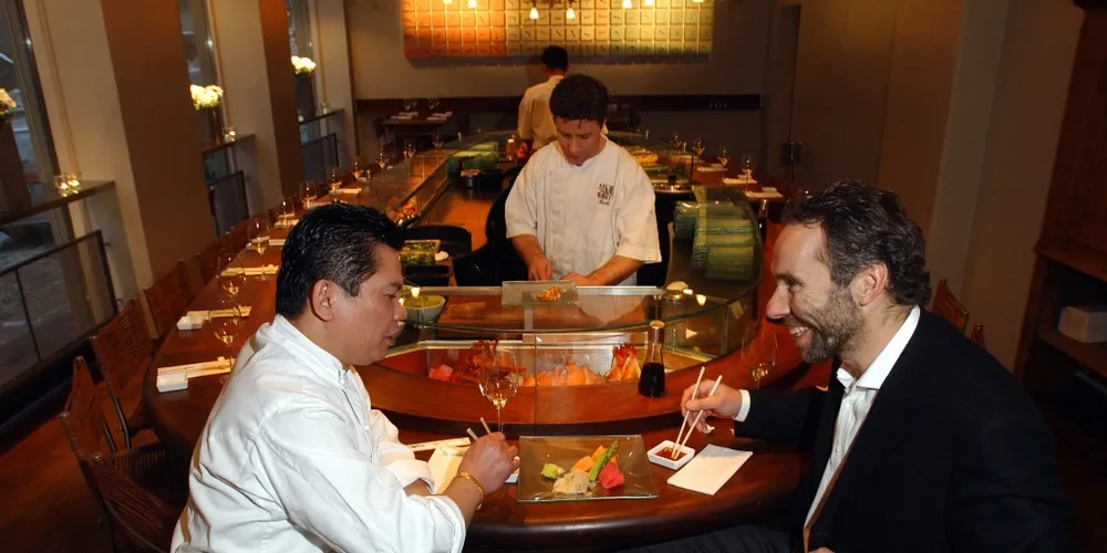 Kokken Alex Cabiao (t.v.) som har gitt navnet til restaurantkjeden Alex Sushi, sammen med investor Petter Sandberg. Laksen får de heretter fra Lovund. (Arkivfoto: Per Ståle Bugjerde/ Dagens Næringsliv)