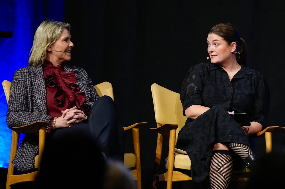 Frp-leder Sylvi Listhaug (t.v.) og næringsminister Cecilie Myrseth (Ap) i debatt på Yaras høstkonferanse.