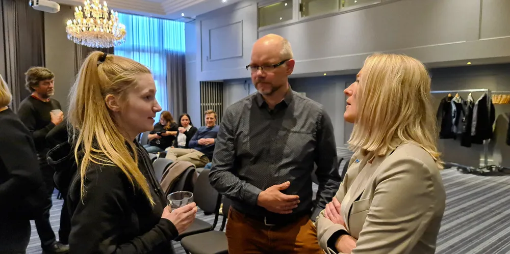 Hva gjør salgsorganisasjonenes ledelse for å få et større mangfold og kvinnelig representasjon inn i salgslagenes styrer, spør Tom Vegar Kill i Norges Kystfiskarlag og Petter M Myklebust. På bildet er Kiil sammen med fisker Susanne Mortensen (t.v.), og politisk rådgiver Vanja Terentieff (H). Årsmøte i Fiskarlaget Nord i Tromsø 05.10.21