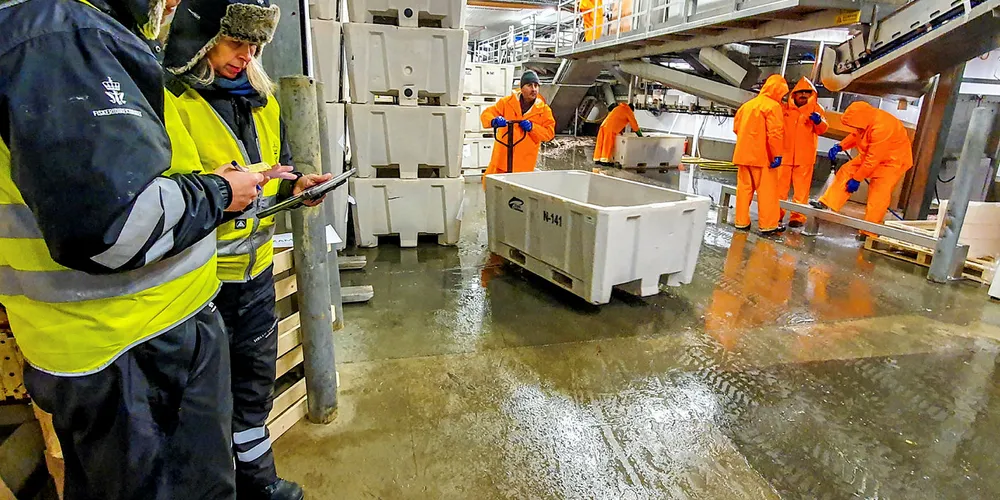 MYE KONTROLLERT: Fiskeribladet ble med da inspektørene Trond Blom og Siw Ingrid Garibaldi Mong fra Fiskeridirektoratet gjennomførte ressurskontroll ved Myre fiskemottak i februar i år.