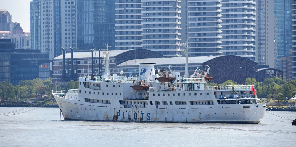 Pilots are in short supply in some Chinese ports as a result of strict but not very uniform Covid-19 quarantine rules. A floating pilot station of the Shanghai Maritime Pilots Association is seen here on the Huangpu River.