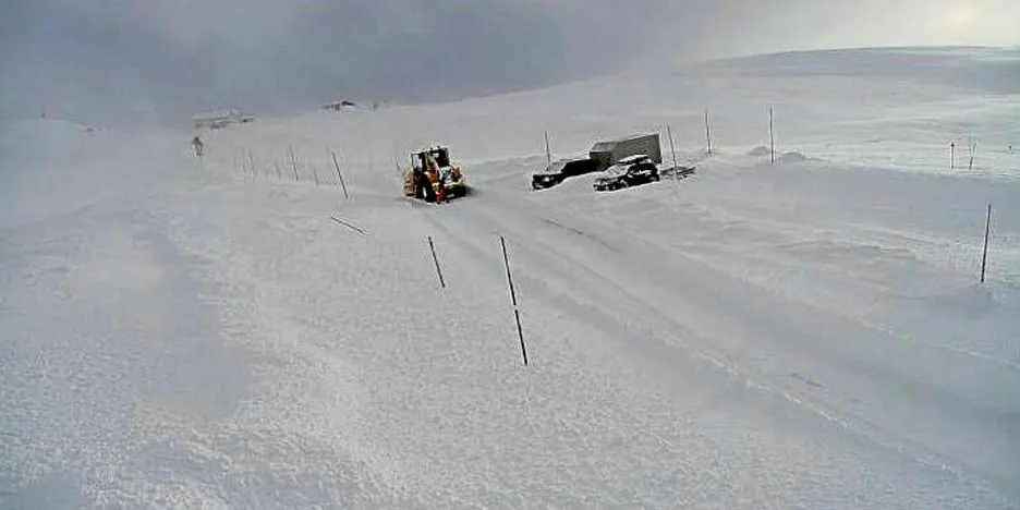 SNØFRESER: Riksvei 7 over Hardangervidda ved Dyranut torsdag formiddag. Foto: Statens vegvesen. Webkamera