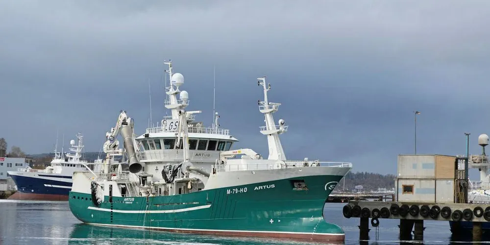 KVOTEFLAKS: «Genesis» mens den fortsatt bar navnet «Artus» leverer fangst ved Vedde Sildoljefabrikk i Sula. Nå scorer den stort på levering av fersk hyse og levende torsk.Foto: Einar Lindbæk