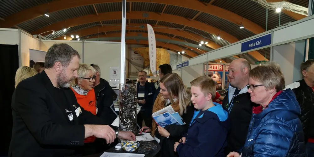 På Norges Råfisklags stand stakk mange innom lørdag, og Thor E. Kalsaas (til venstre) er her opptatt med familie-quiz. Foto: Jon Eirik Olsen